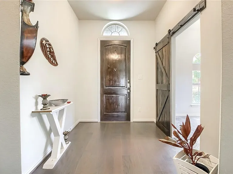 2813 Waterson St — Photo 14