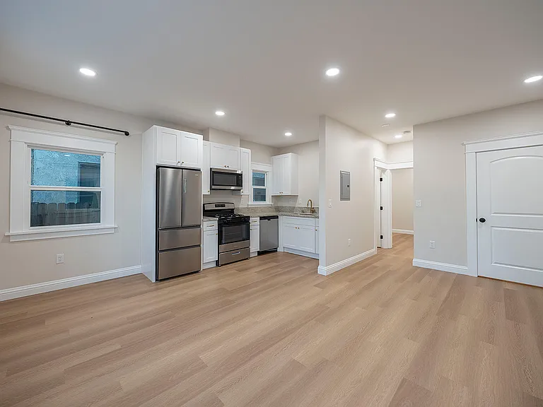 1820 E 2nd St #11 — Photo 14