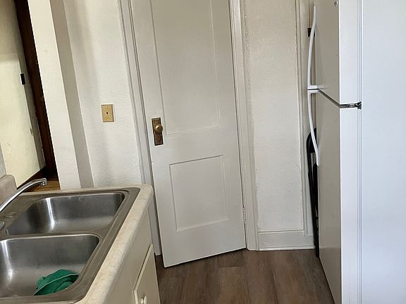 3rd image of 415 E Washington St #3