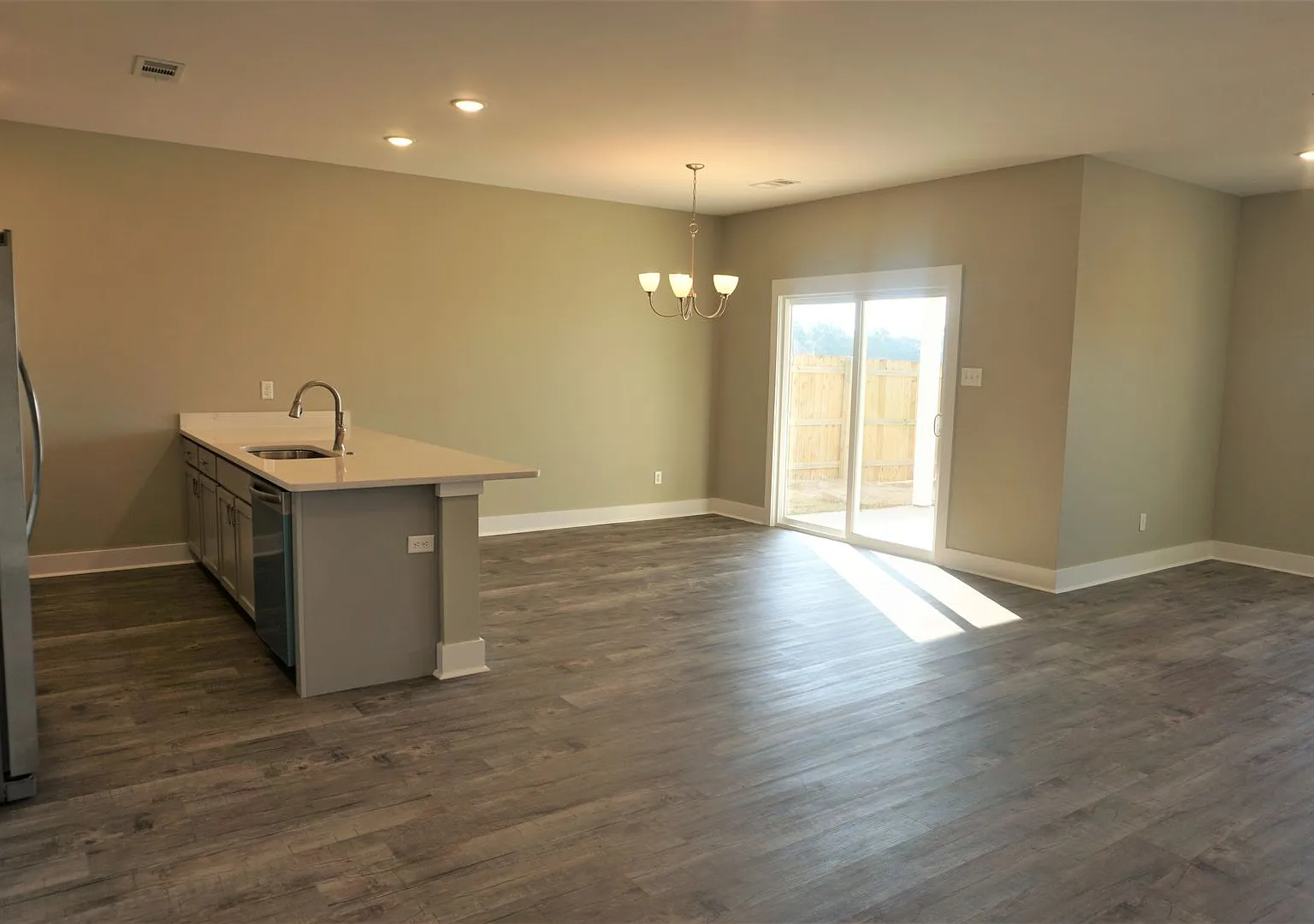 3 Bedroom, 2 Bath Home with Privacy Fence located in Valley View MAY 2025 — Photo 2