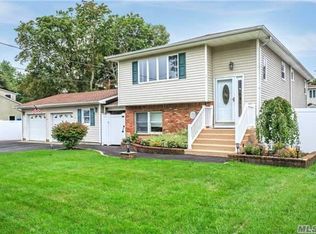52 Barrett Ave, Bayport, NY 11705