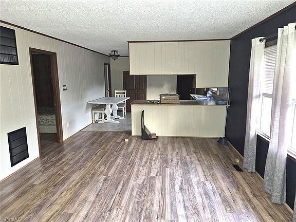2nd image of 704 Baker St