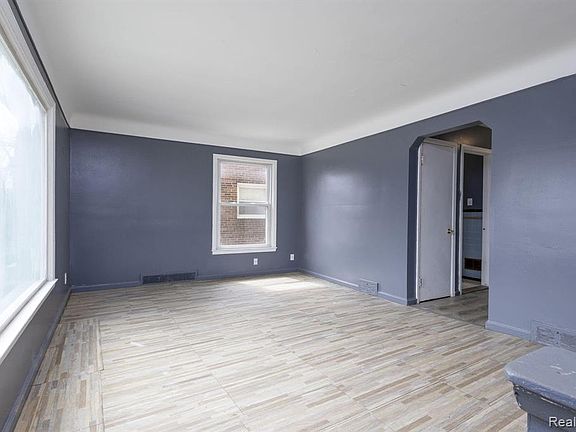 4th image of 20267 Ashton Ave