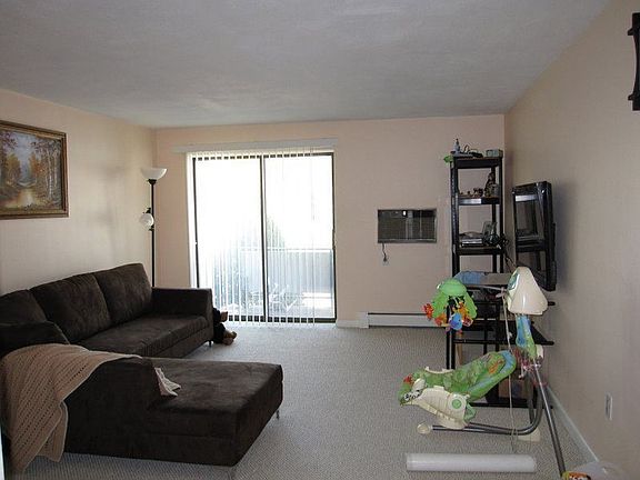 5th image of 900 Governors Dr APT 14