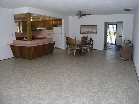 Dining Area w/Ceiling Fan adj. to Kitchen