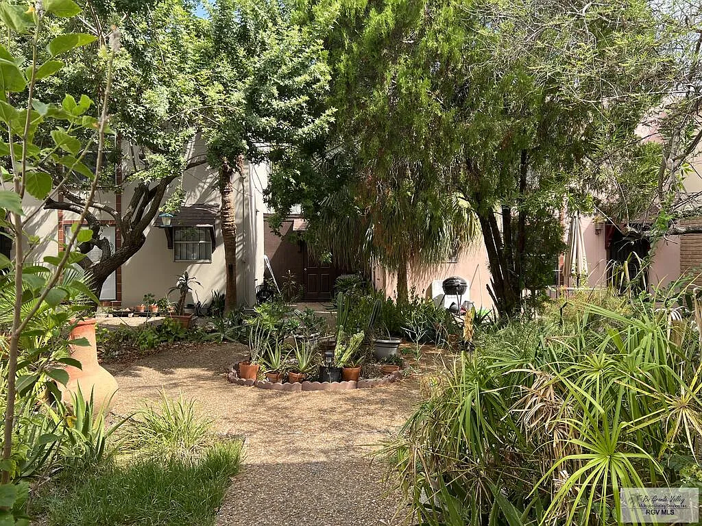 1 bed, 1.0 bath, 840 sqft, $1,300 — Photo 2