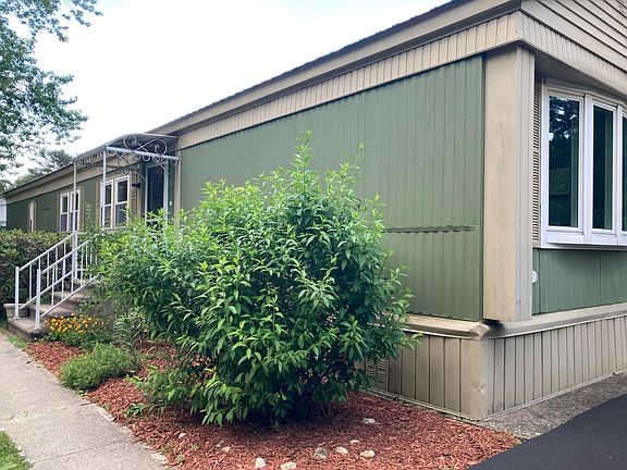 3rd image of 25 Breezy Ln