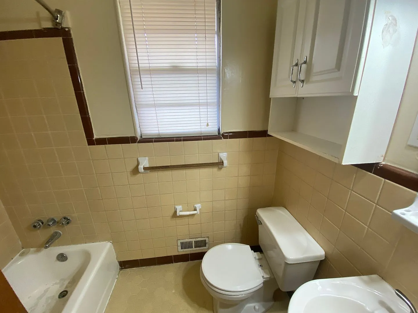 1401 Broadmoor — Photo 2