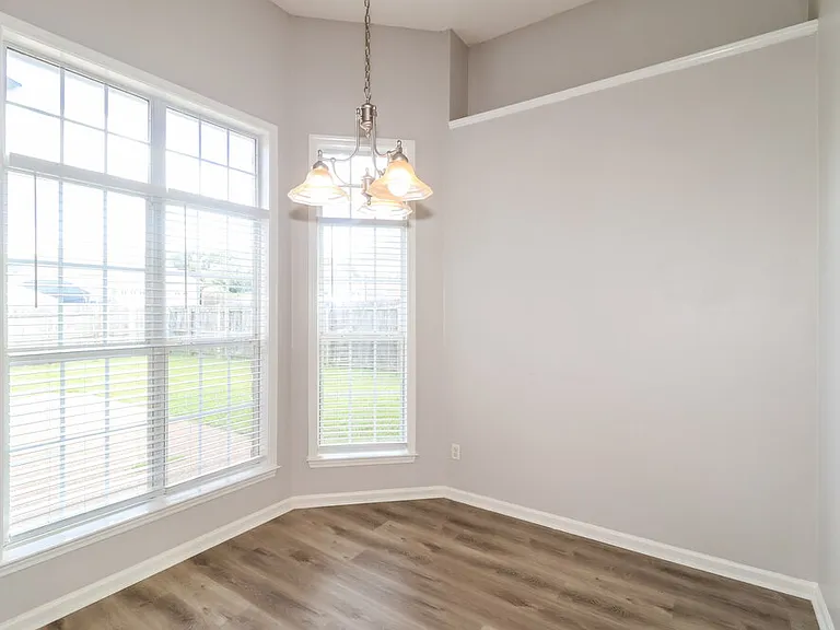 1112 Averett Ln — Photo 6