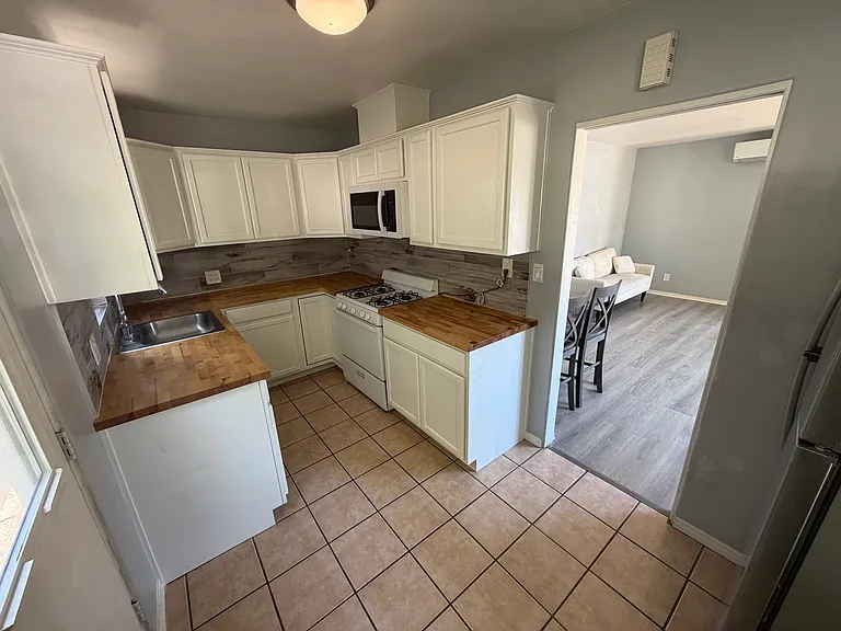 2943 Talbot St — Photo 9