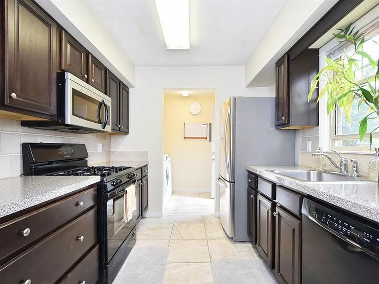 175 Hedgewood Ct — Photo 8