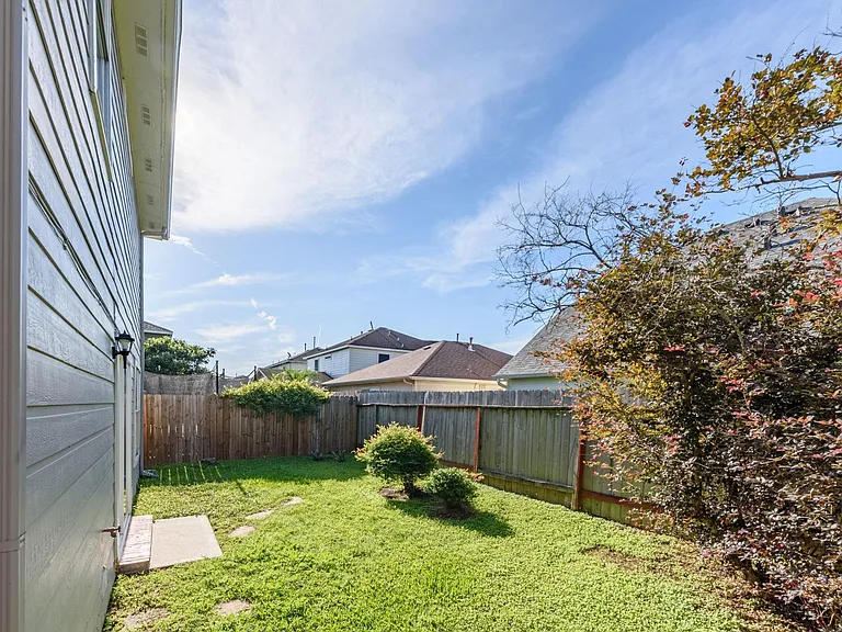 11710 Fossil Rock Ln — Photo 9