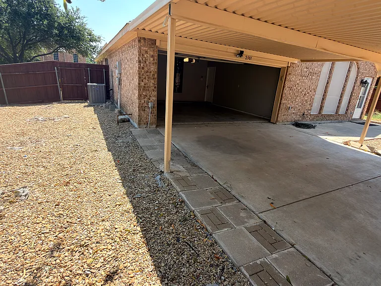 2301 Stratford Dr — Photo 9