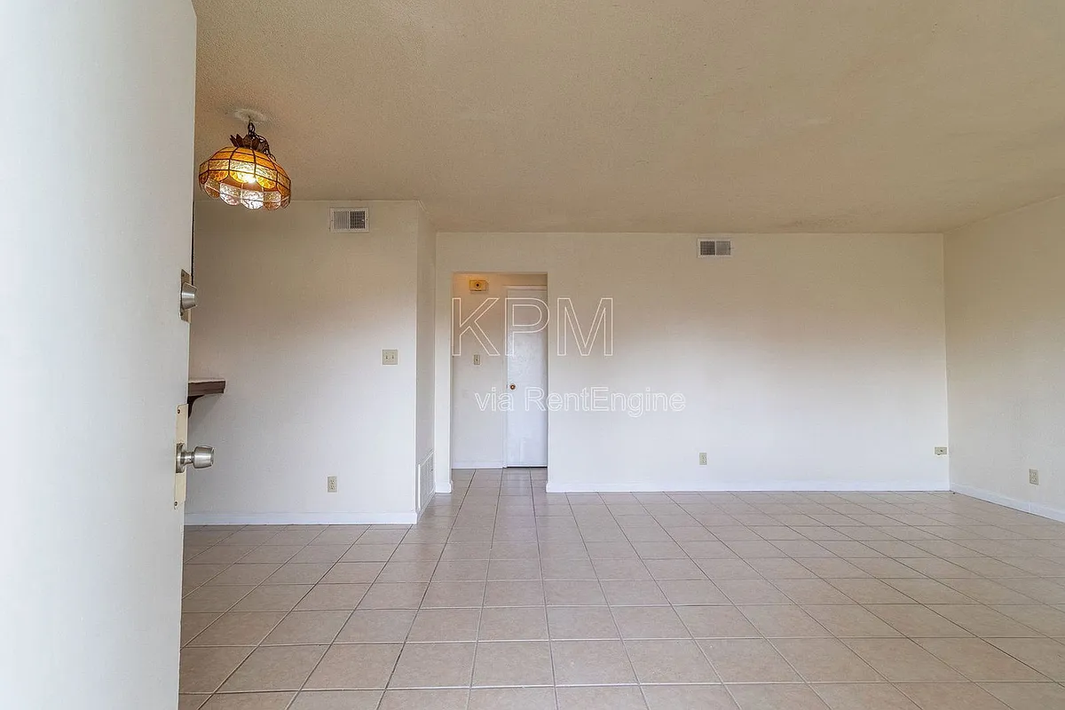 Building Photo - 1227 Pinetree Dr #1