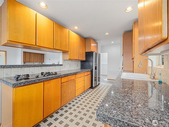 4th image of 985 Guffy Road