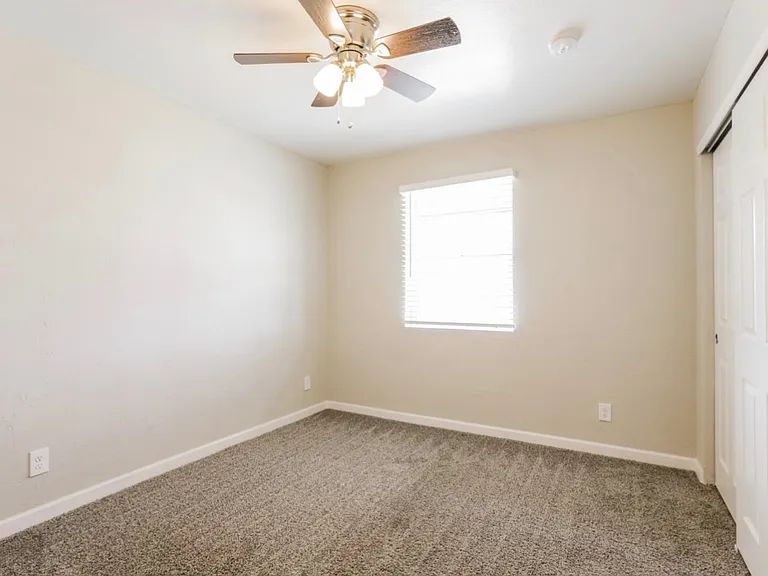 815 E Mountain View Rd — Photo 8