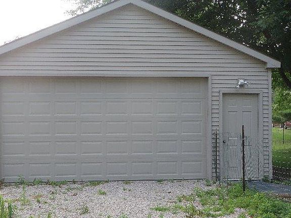 2.5 Car Garage with Power