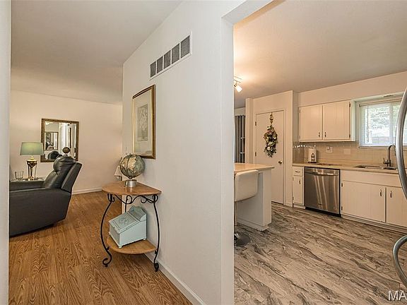 4th image of 12 Spring Wood Dr