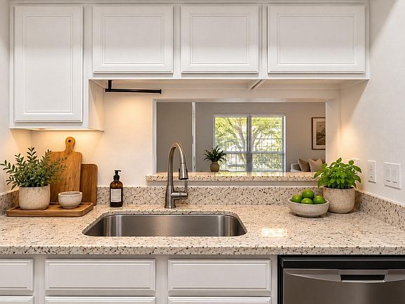 3rd image of 2025 Augusta Dr APT 203