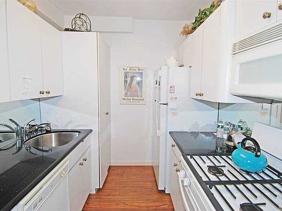 5th image of 27010 Grand Central Pkwy APT 23Y