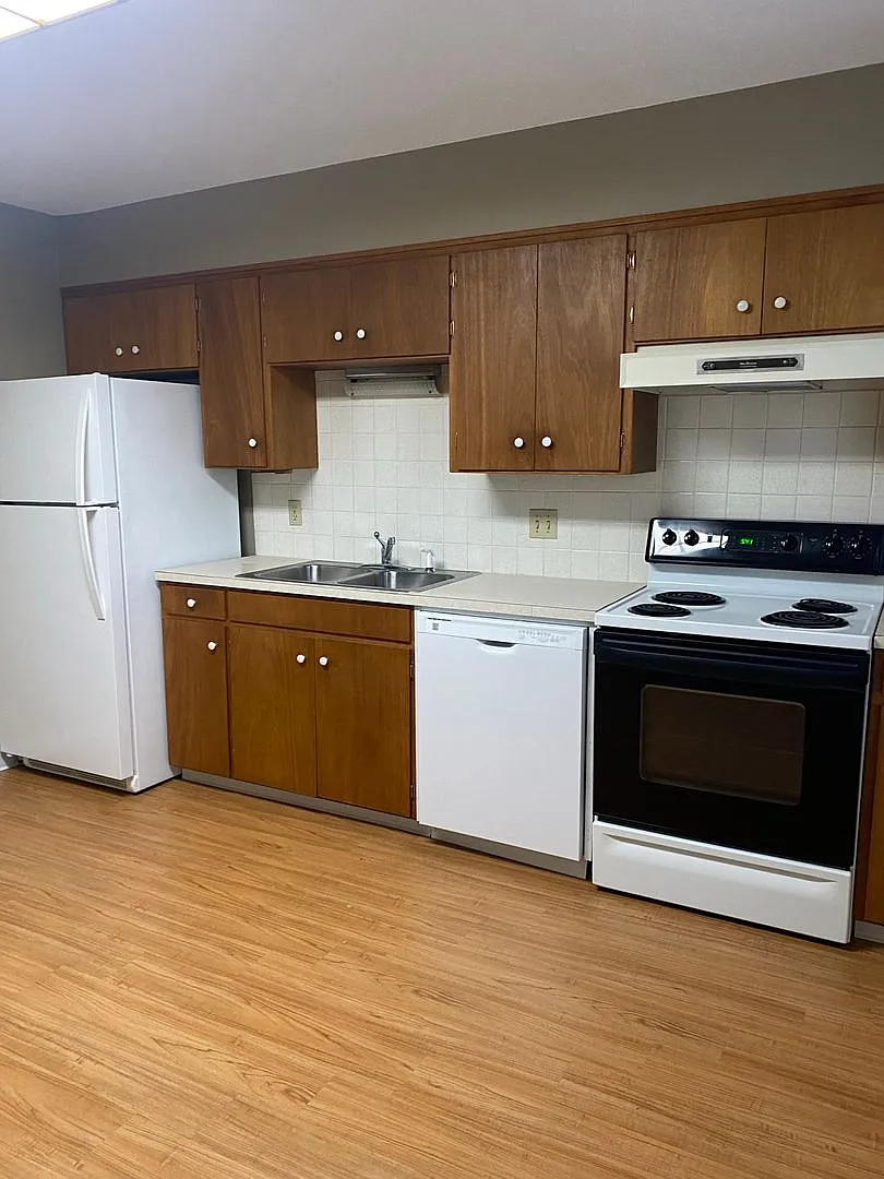 Spacious Duplex in Great Location — Photo 4