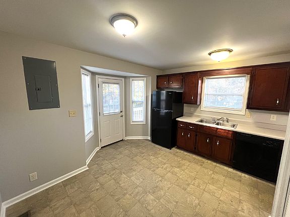 5th image of 2404 N Ford St