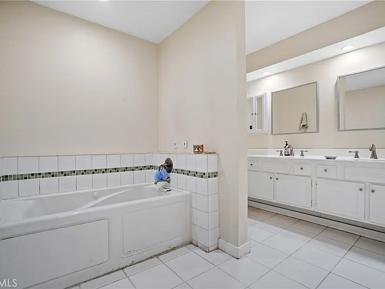 9025 Keith Ave #101 — Photo 13