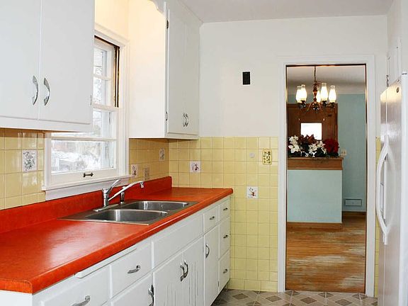 Easy access from kitchen to dining