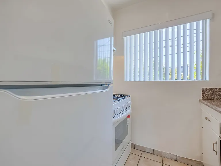 2425-2431 S Ridgeley Dr — Photo 13