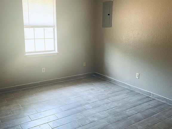 4th image of 2209 Rebecca Dr