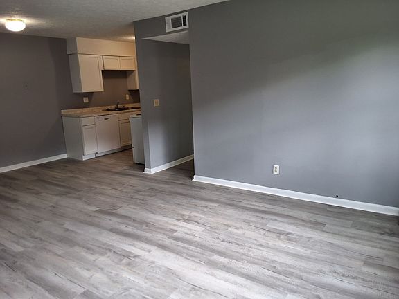 3rd image of 345 Elmwood Dr APT 19