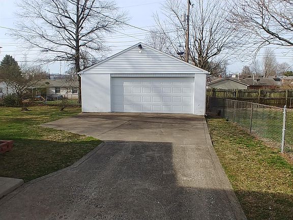 4th image of 636 Dartmoor Dr