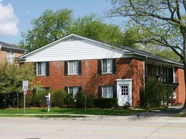1 bed, 1.0 bath, 670 sqft, $1,225, 2567 E Maple Rd APT 6, Birmingham, MI 48009
