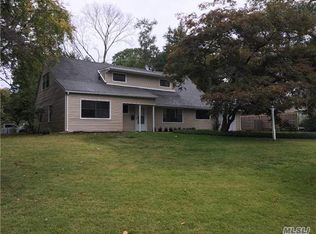 53 Sycamore Dr, Roslyn, NY 11576