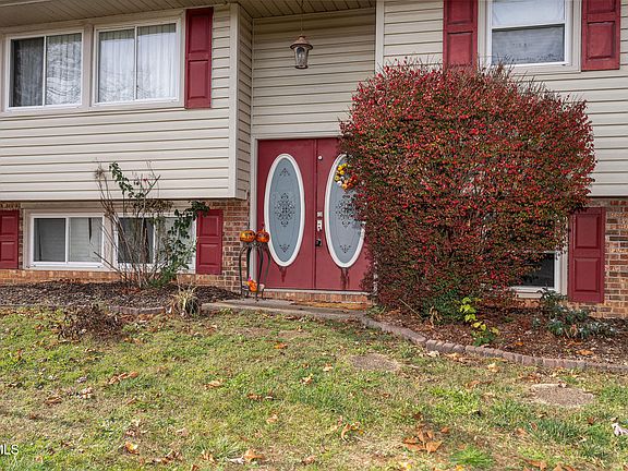 3rd image of 609 Kerry Ct