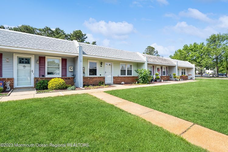 1st image of 6 Regent Cir