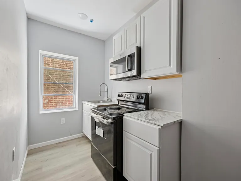 7013 Saybrook Ave — Photo 4