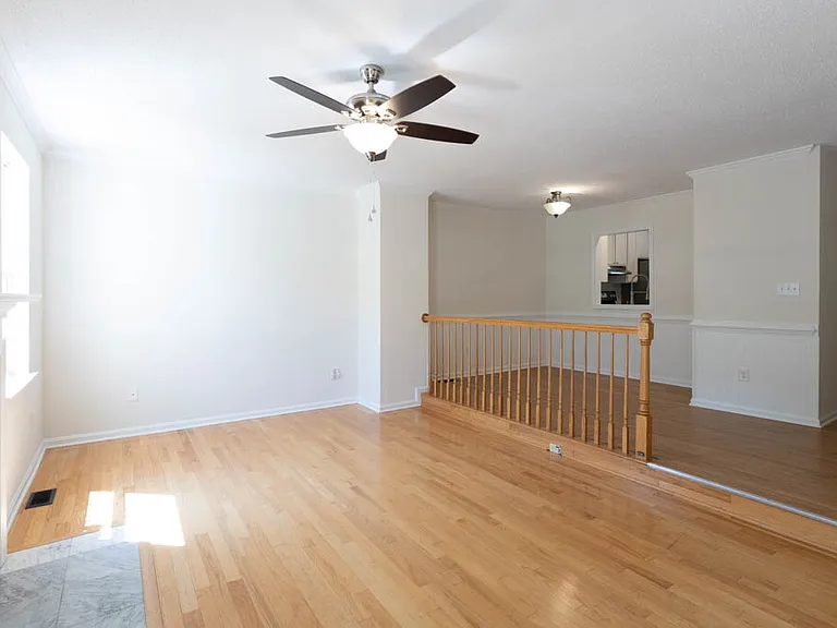 405 Lakeview Ct — Photo 12