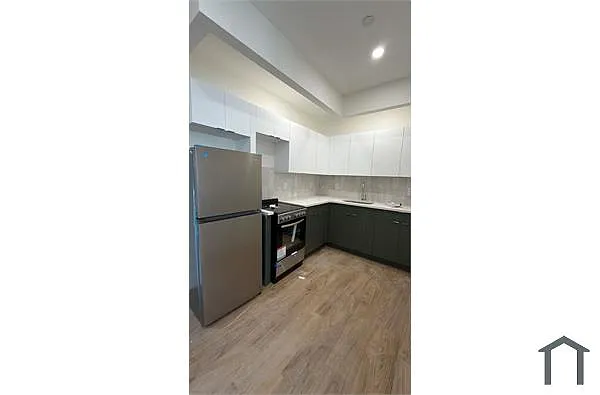 Building Photo - 1030 Dumont Ave #3G