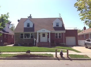 8148 255th St, Glen Oaks, NY 11004