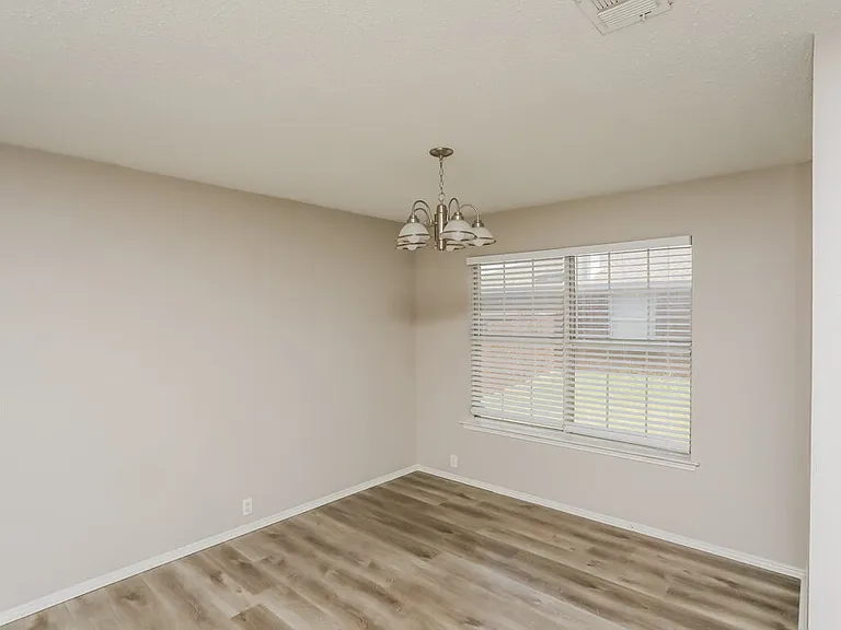 1919 Berkeley Dr — Photo 6