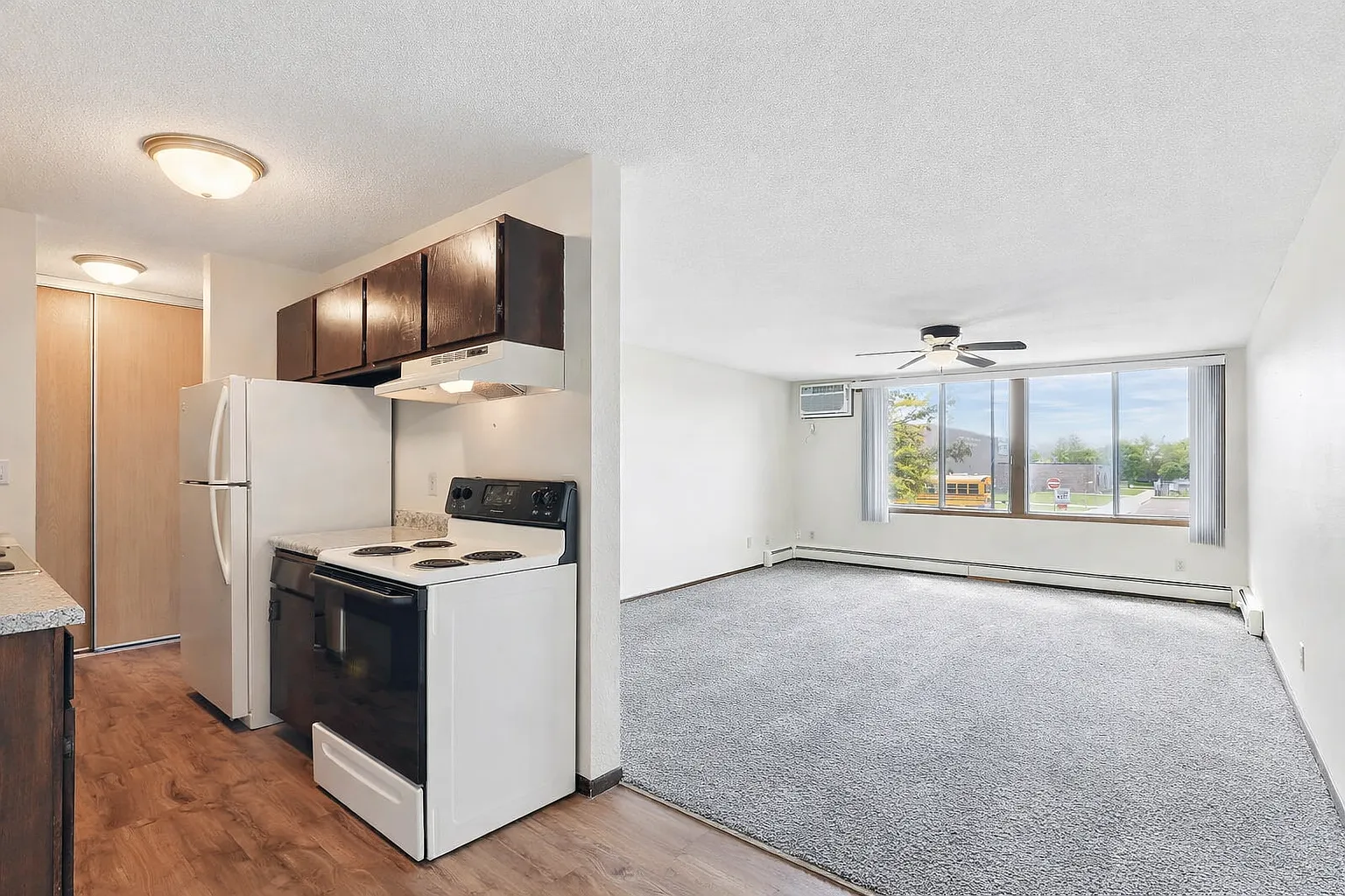 1 bed, 981 sqft, $1,100 — Photo 2