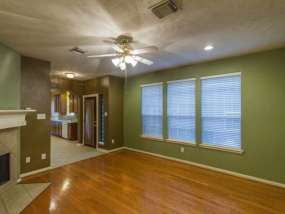 Fresh paint throughout, plenty of light, ceiling fan