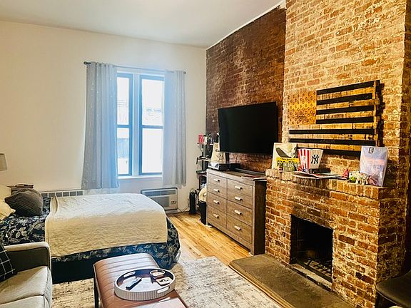 2nd image of 225 W 14th St APT 4D