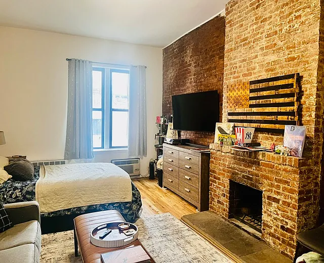 225 W 14th St #4D — Photo 2