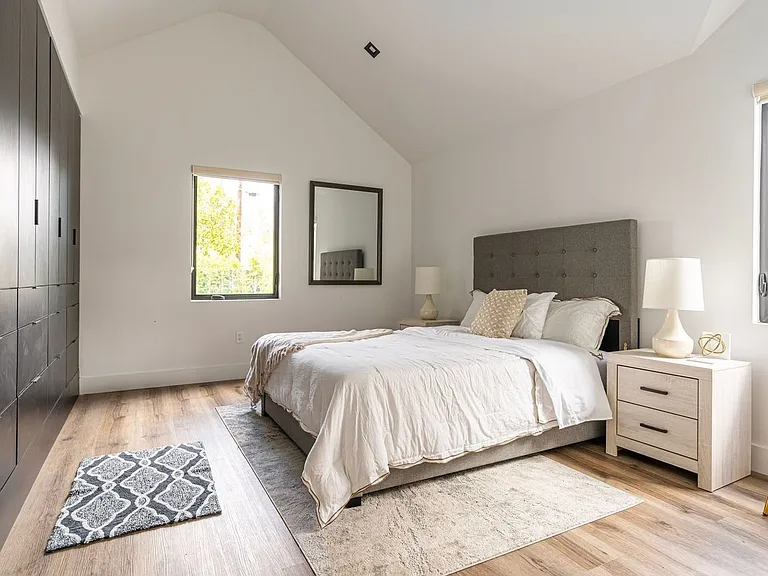 5109 Longridge Ave — Photo 13