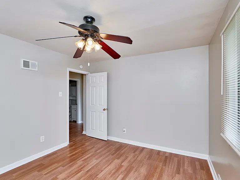 11042 Florence Ave — Photo 17