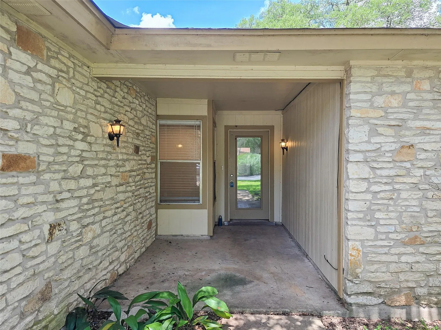 4 bed, 2.0 bath, 1838 sqft, $2,495 — Photo 2