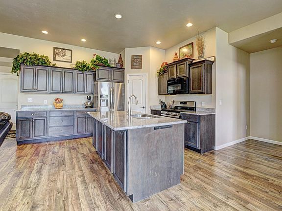 5th image of 928 Echo Canyon St