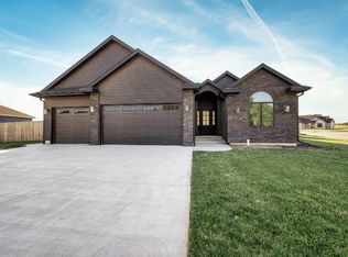 2112 Huntwood Dr, Salina, KS 67401